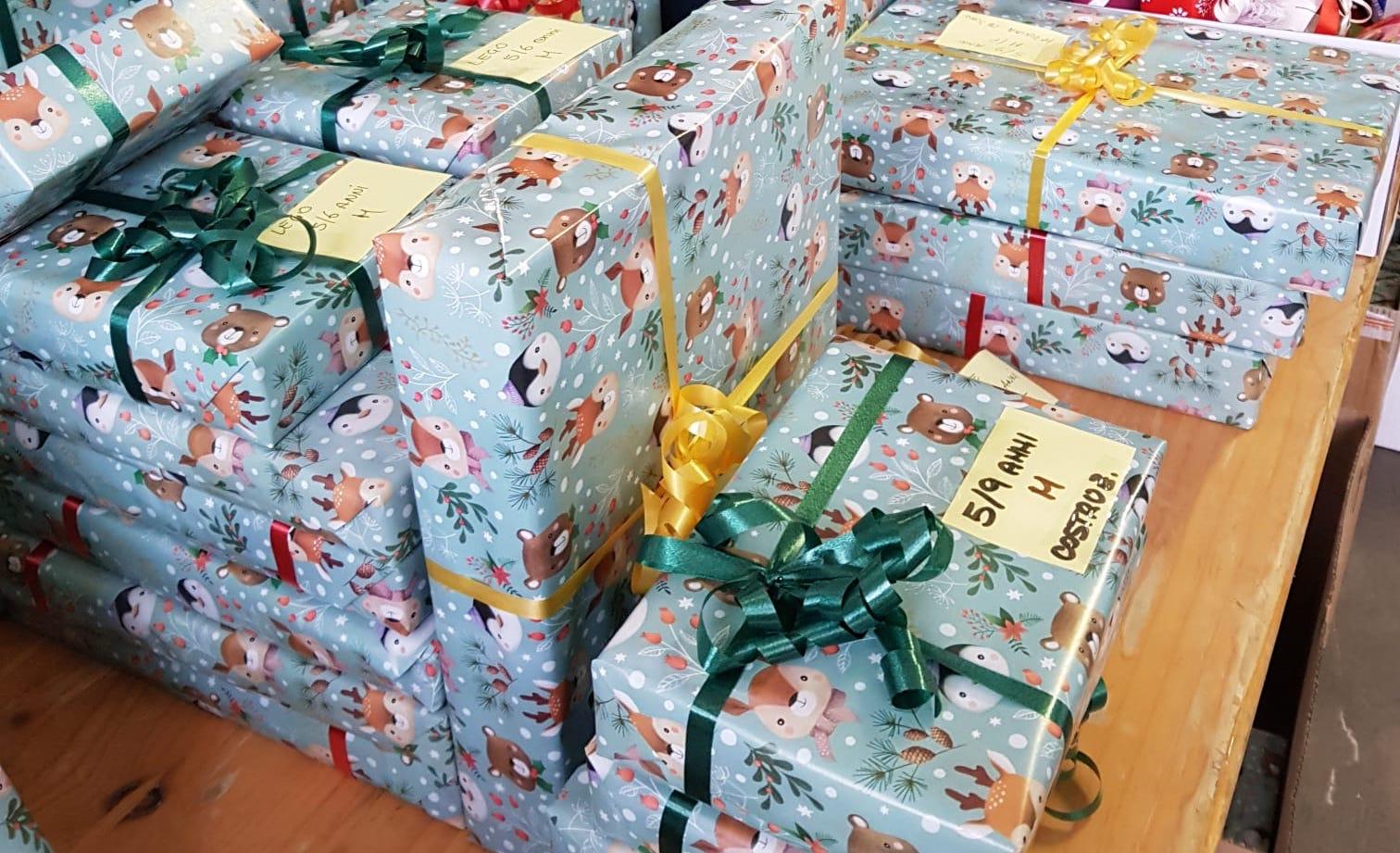 Copertina per Ritorna il regalo sospeso nei negozi a Gorizia, doni per 250 bambini a Natale